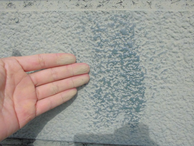 2.外壁の壁面を指で触ったとき、白い粉が付かないか
